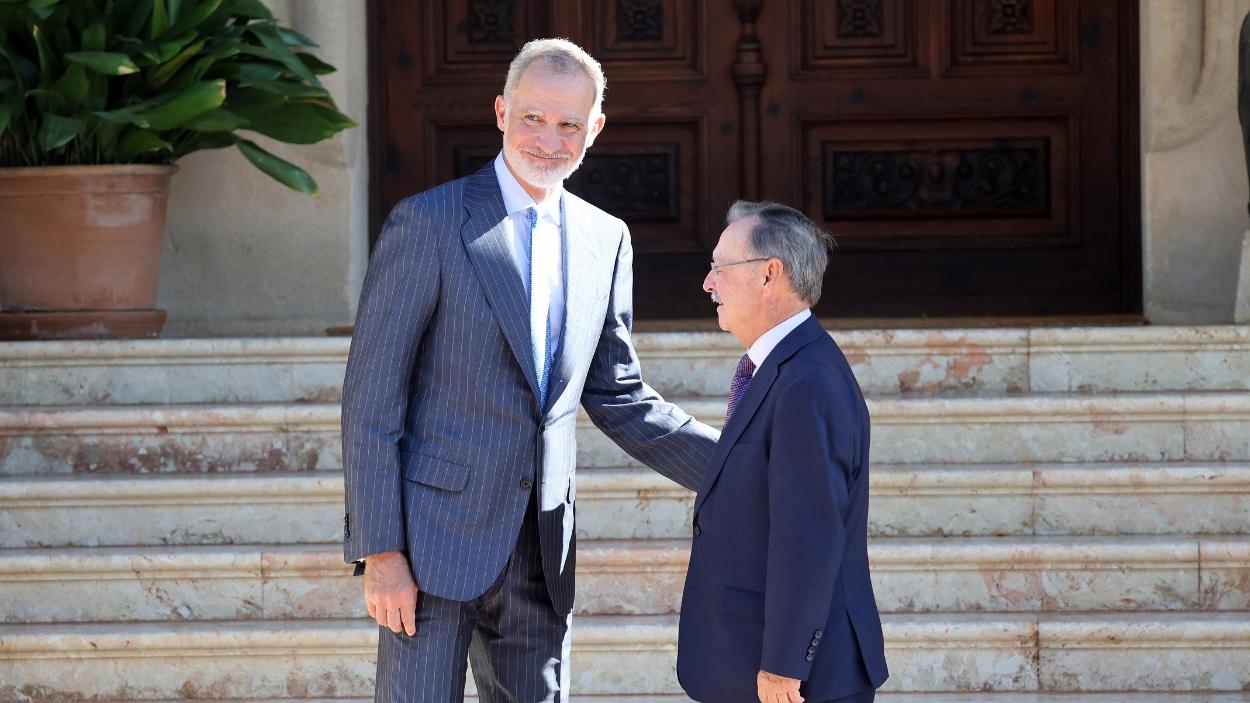 El Rey VI junto a Juan Jesús Vivas Lara, presidente de la Ciudad Autónoma de Ceuta, en el Palacio de Marivent, a 6 de agosto de 2026, en Palma de Mallorca. EP.