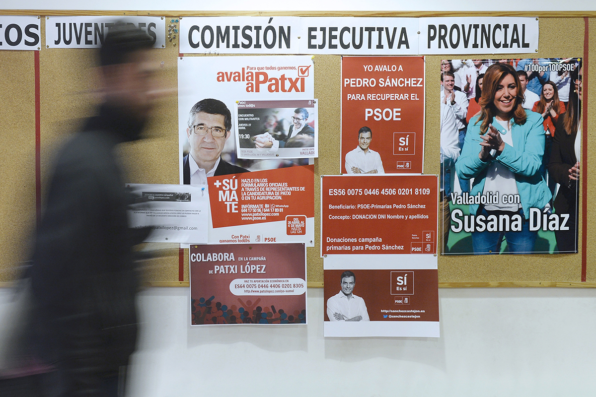 Un hombre pasa por delante de los carteles a las primarias del PSOE. 