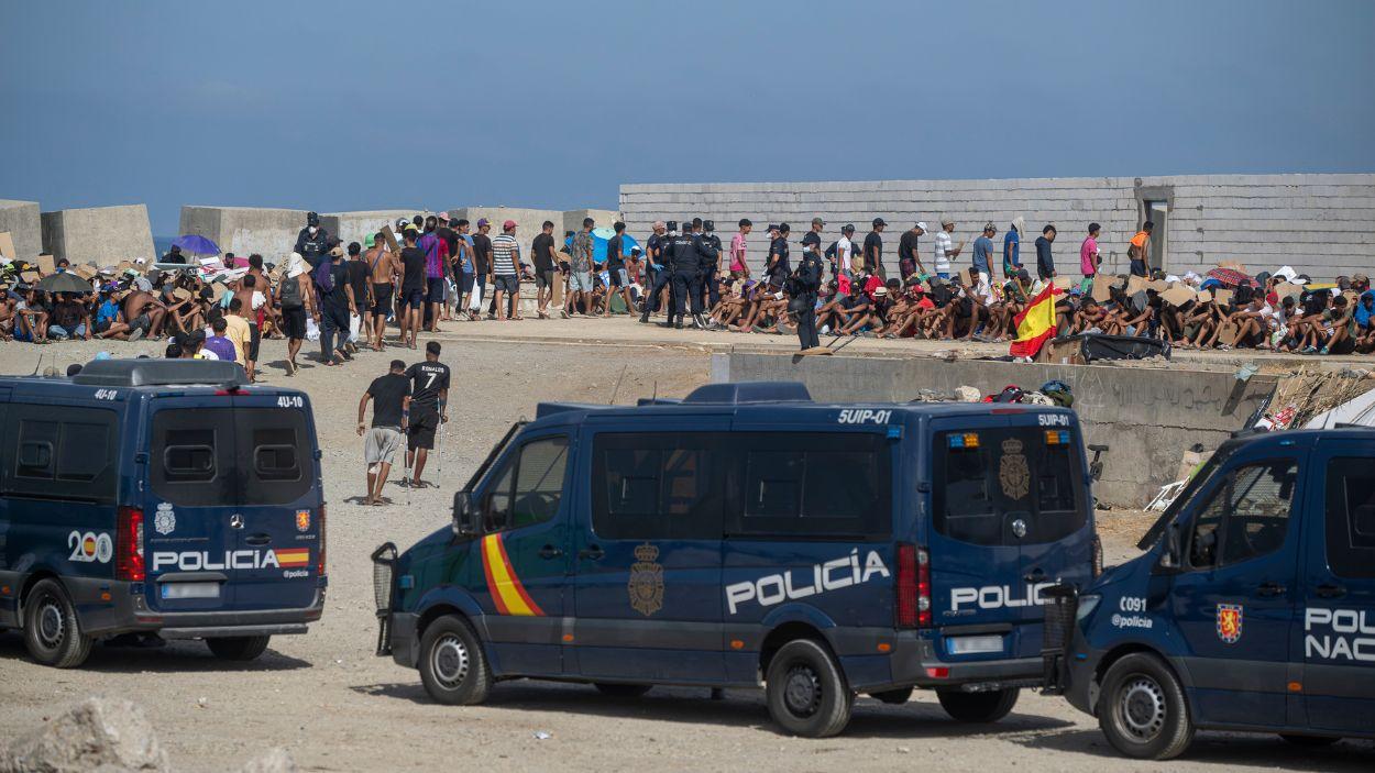 Migrantes llegando a Ceuta en el asalto de julio. EP