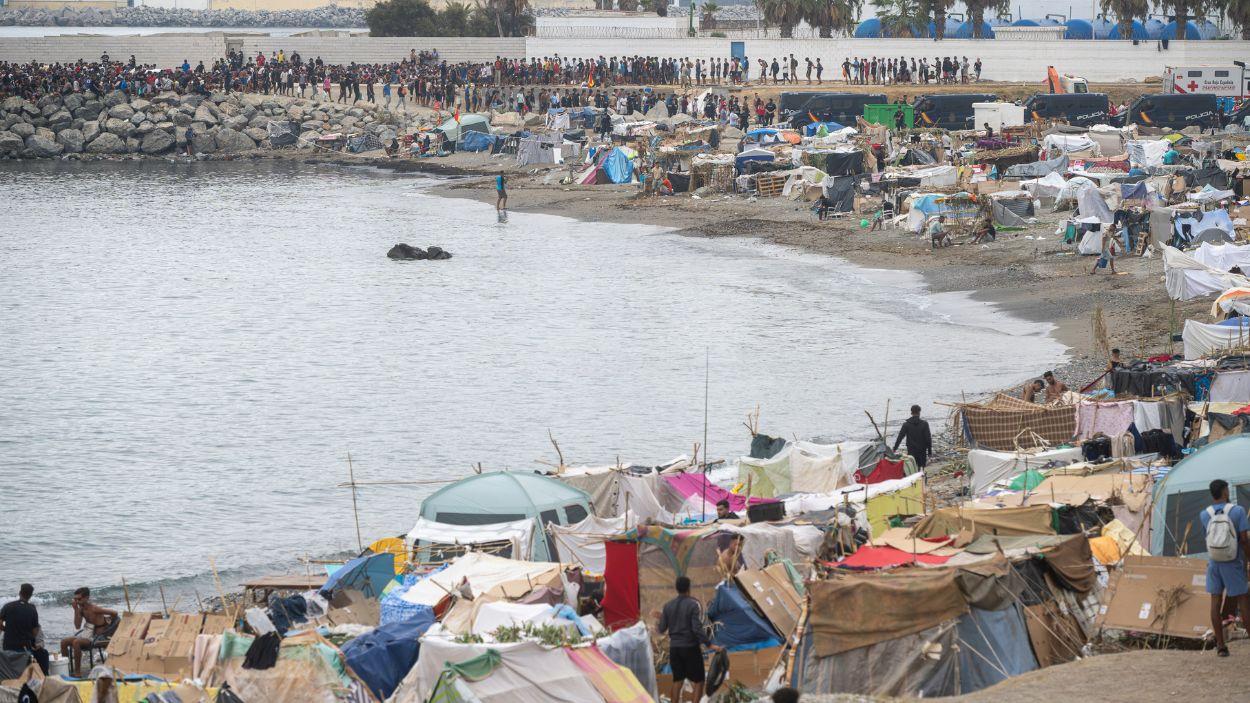 Inmigrantes acampados en una playa, a 1 de septiembre de 2026, en Ceuta. EP.