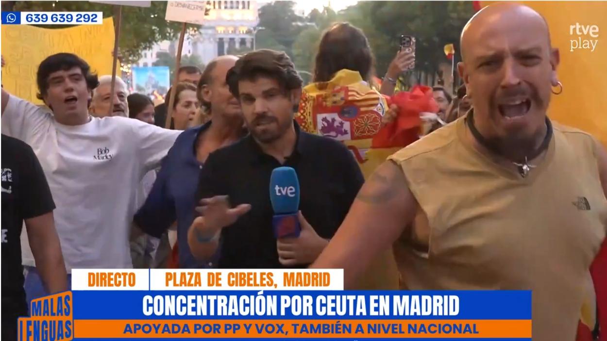 Un periodista de TVE, increpado por ultras de extrema derecha en la manifestación en apoyo a Ceuta en Cibeles (Madrid). TVE.