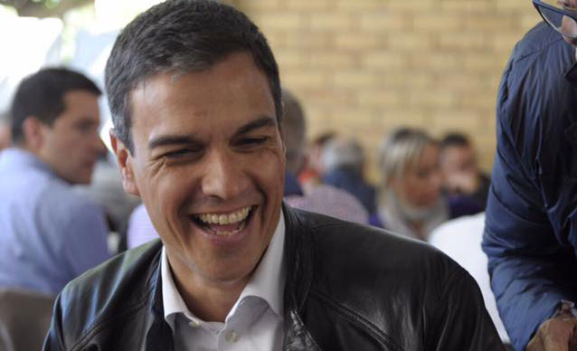 Imagen del canal de FB de Pedro Sánchez en la que aparece riéndose