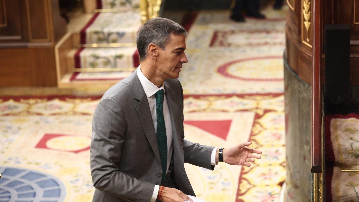 El presidente del Gobierno, Pedro Sánchez, se dirige a la tribuna del Congreso de los Diputados. EP