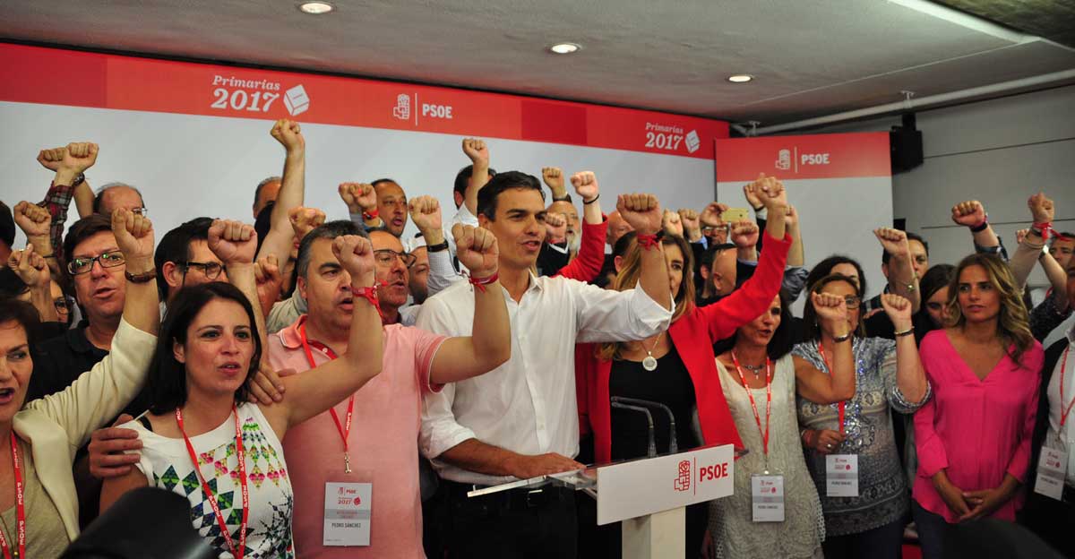 Pedro Sánchez y su equipo entona 'La Internacional' en la celebración de sus victorias en las primarias del PSOE