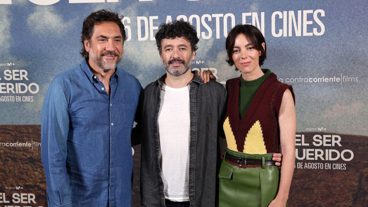 Javier Bardem, Rodrigo Sorogoyen y Vicky Luengo posan en el photocall de la película 'El ser querido', a 25 de agosto de 2026, en Madrid (España). EP