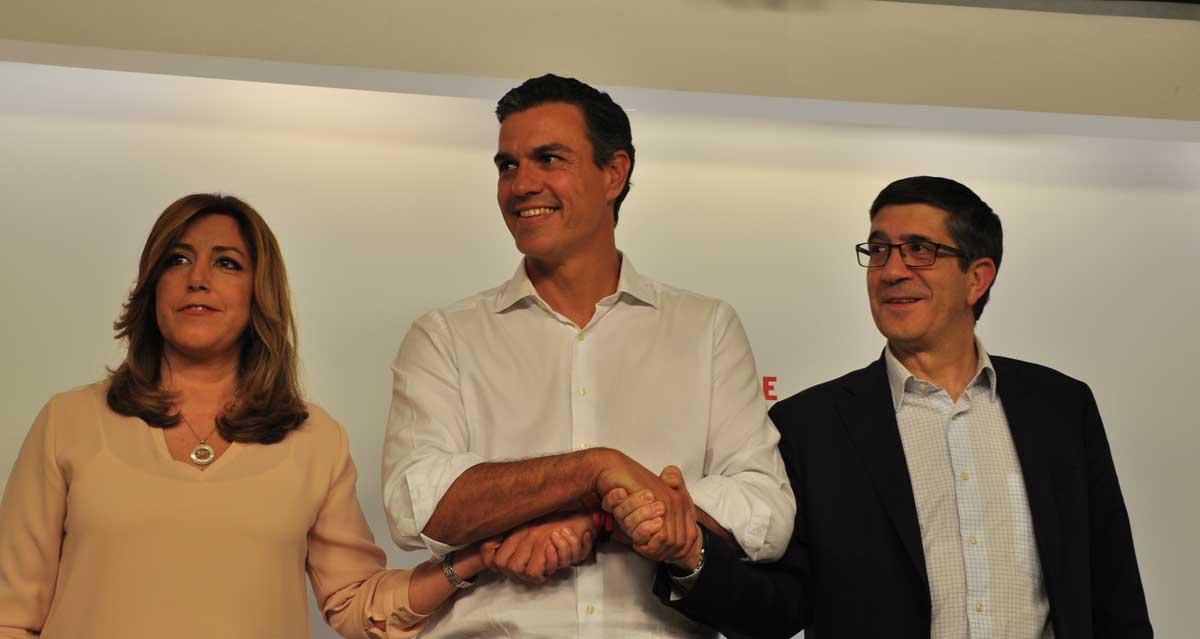 Posado de los tres candidatos a las primarias tras la victoria de Pedro Sánchez