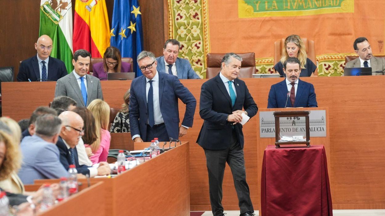 Presidente de la Junta de Andalucía, Moreno Bonilla, vicepresidente segundo, Manuel Gavira, y vicepresidente primero, Antonio Sanz, en el Parlamento andaluz / EP