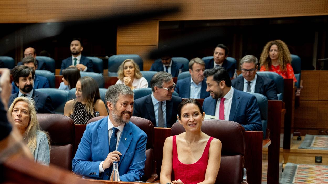 La presidenta de la Comunidad de Madrid, Isabel Díaz Ayuso, y el consejero de Presidencia, Justicia y Administración Local, Miguel Ángel García Martín, durante un pleno extraordinario, en la Asamblea de Madrid. EP.