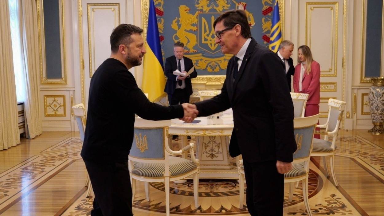 El presidente de Ucrania, Volodímir Zelenski, y el presidente de la Generalitat, Salvador Illa, en Kiev. GOVERN