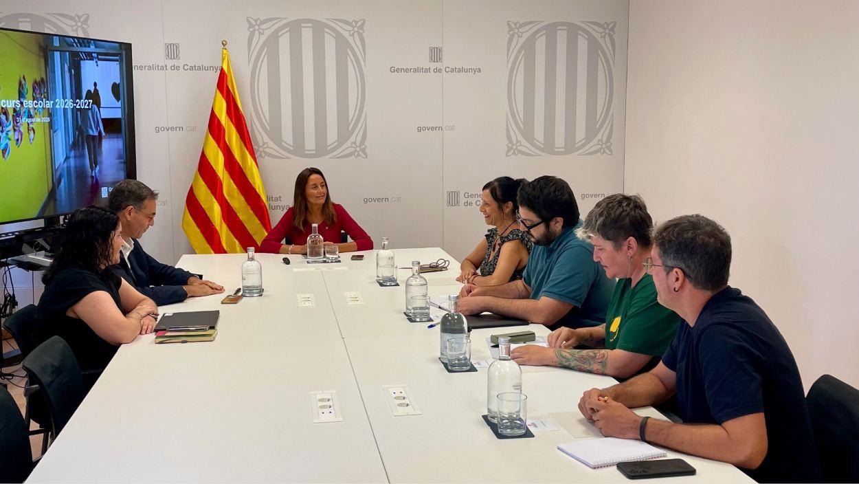 Reunión de la consellera de Educación Esther Niubó y los sindicatos Ustec y CGT. EUROPA PRESS