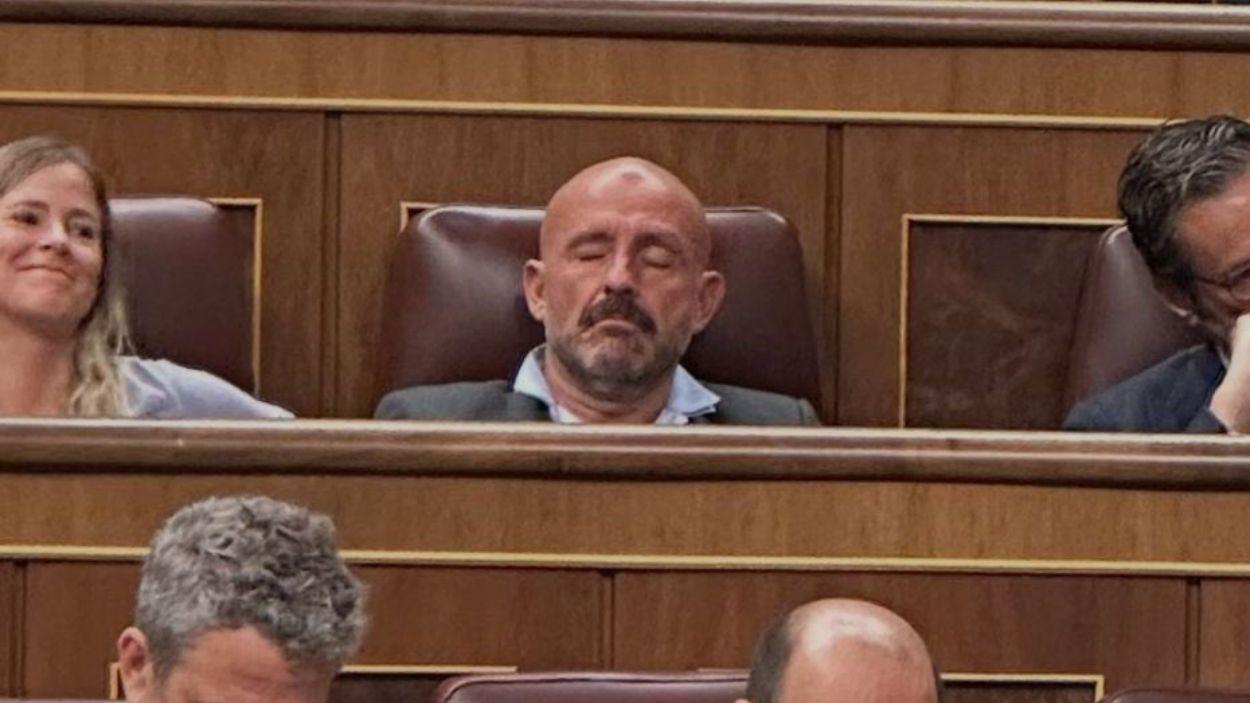 Jaime de los Santos se queda dormido en el Congreso. Redes