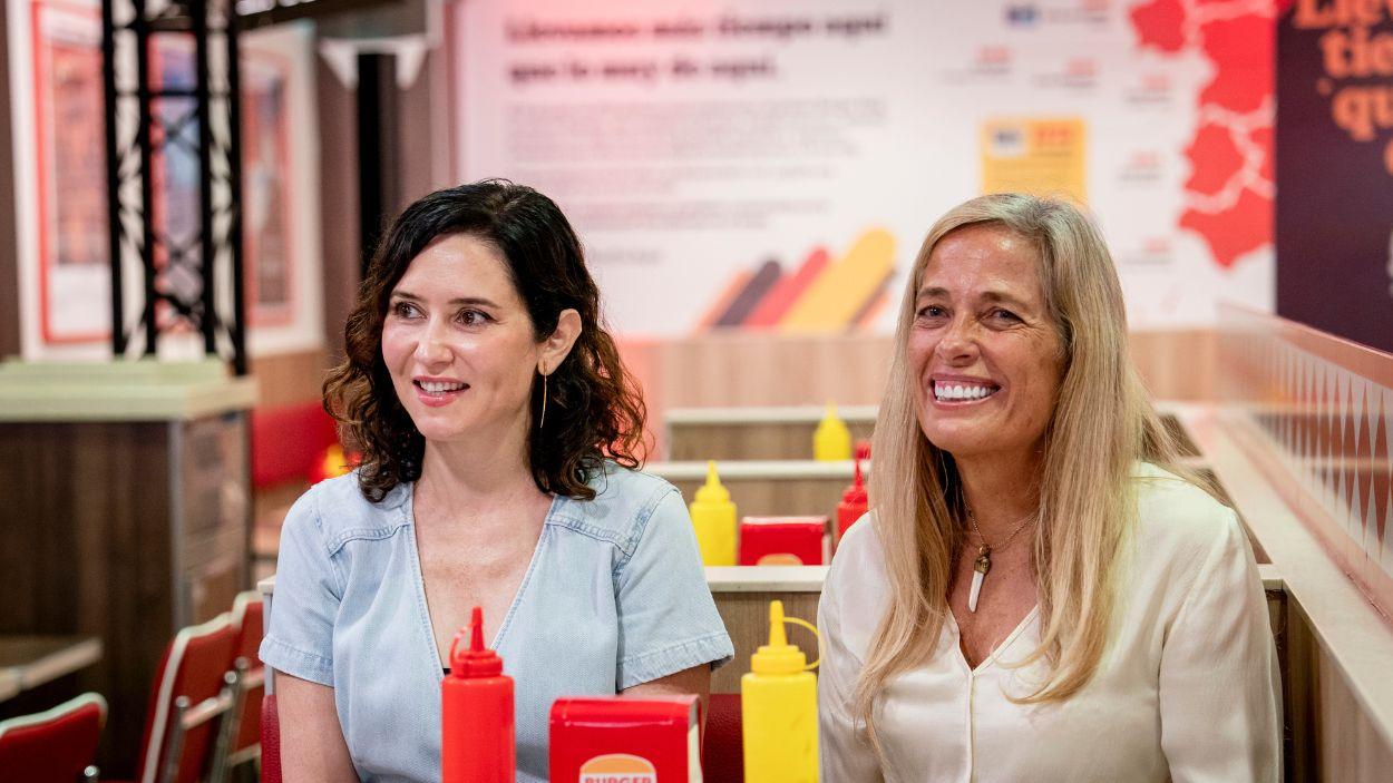 La presidenta de la Comunidad de Madrid, Isabel Díaz Ayuso, y la Consejera de Economía, Hacienda y Empleo, Rocío Albert. Archivo EP