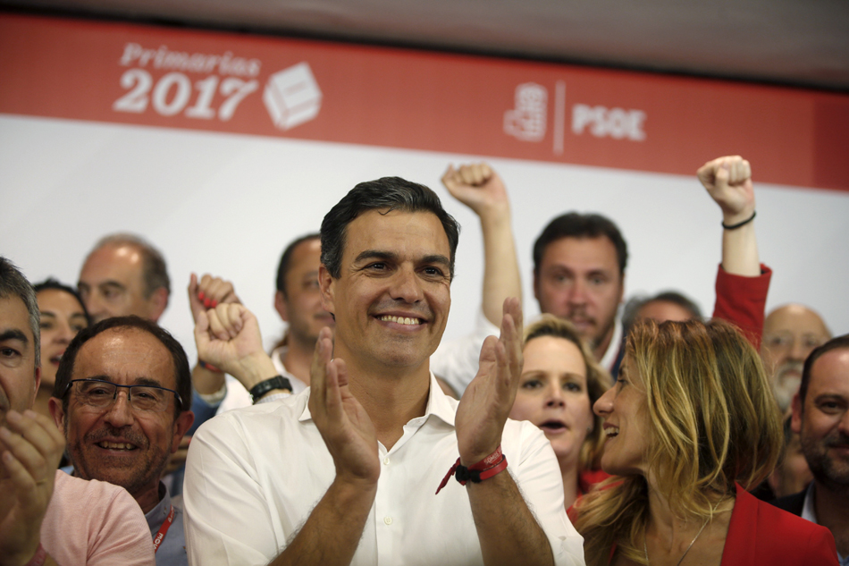 El líder socialista celebra su victoria en las primarias socialistas en 2017