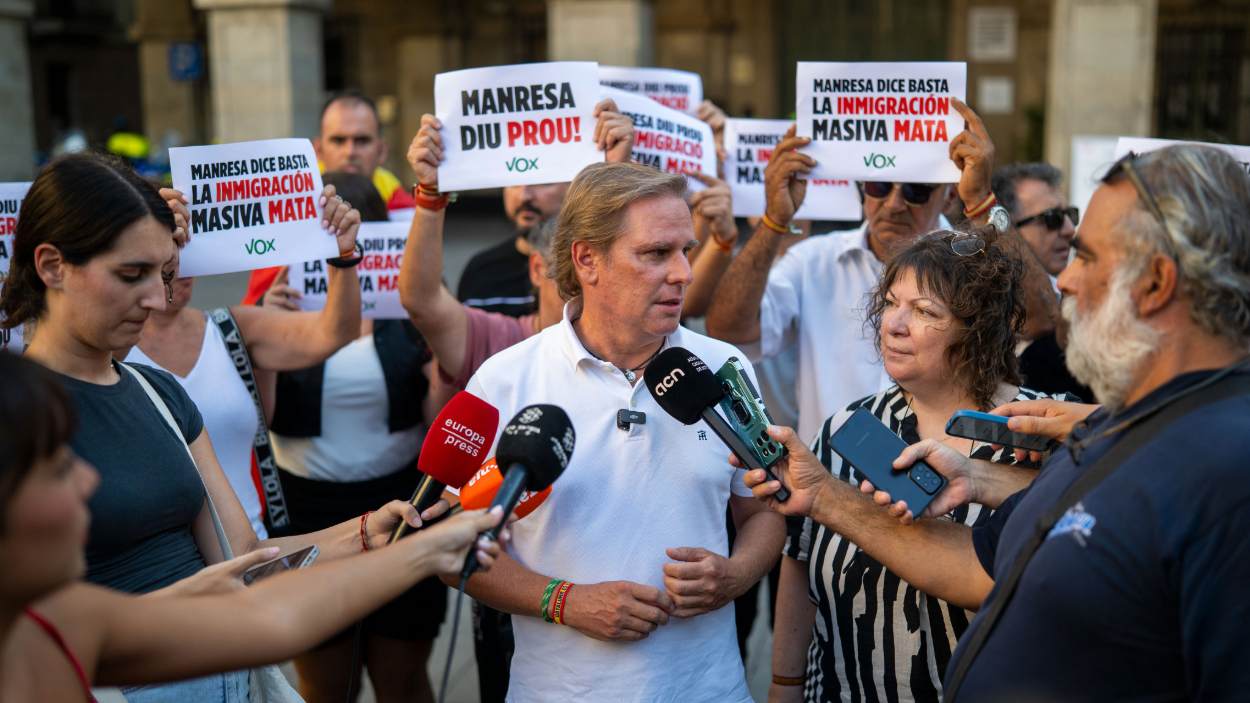 El portavoz de Vox en el Parlament, Joan Garriga, atiende a los medios de comunicación durante la concentración en Manresa (Barcelona), a 3 de septiembre de 2026. Lorena Sopêna / EP