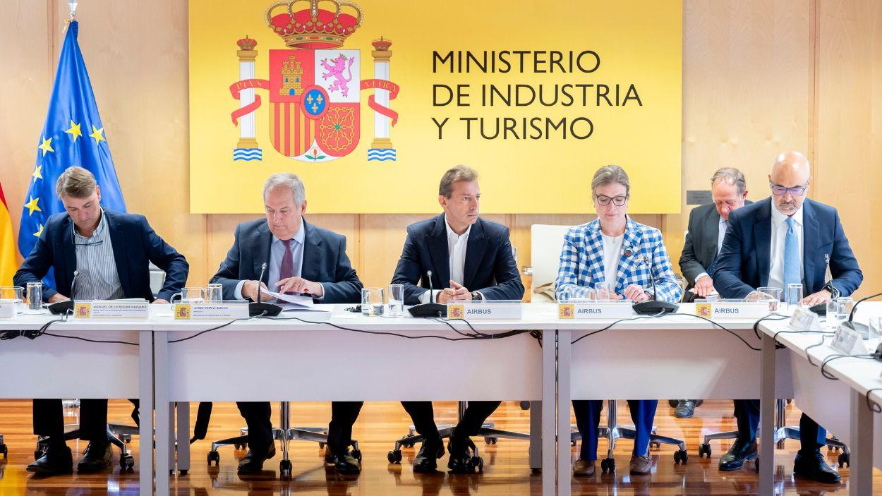 El ministro de Industria y Turismo, Jordi Hereu, junto a el CEO de Airbus, Guillame Faury, preside una reunión con representantes sindicales de Airbus. EP.