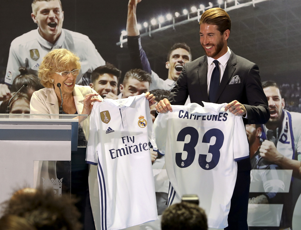 Sergio Ramos entrega una camiseta a Manuela Carmena durante la recepción ofrecida hoy en la sede del Ayuntamiento para festejar el trigésimo tercer título de Liga. 