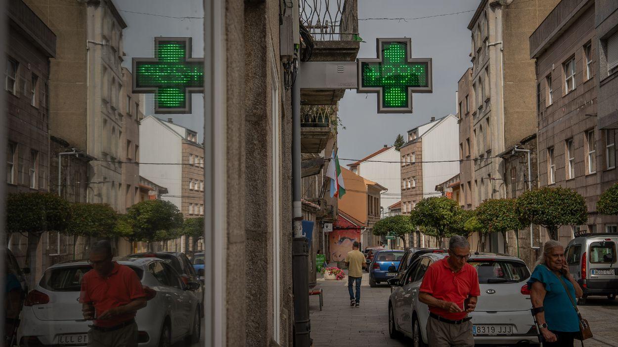 Termómetro exterior de una farmacia marca 29 grados. EP