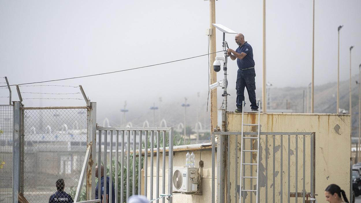 Un operario instala una nueva cámara de seguridad en la frontera de El Tarajal. EP