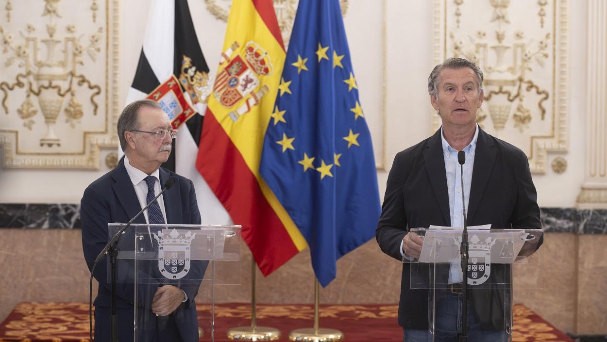 El presidente del Partido Popular, Alberto Núñez Feijóo, y el presidente de Ceuta, Juan Jesús Vivas. EP