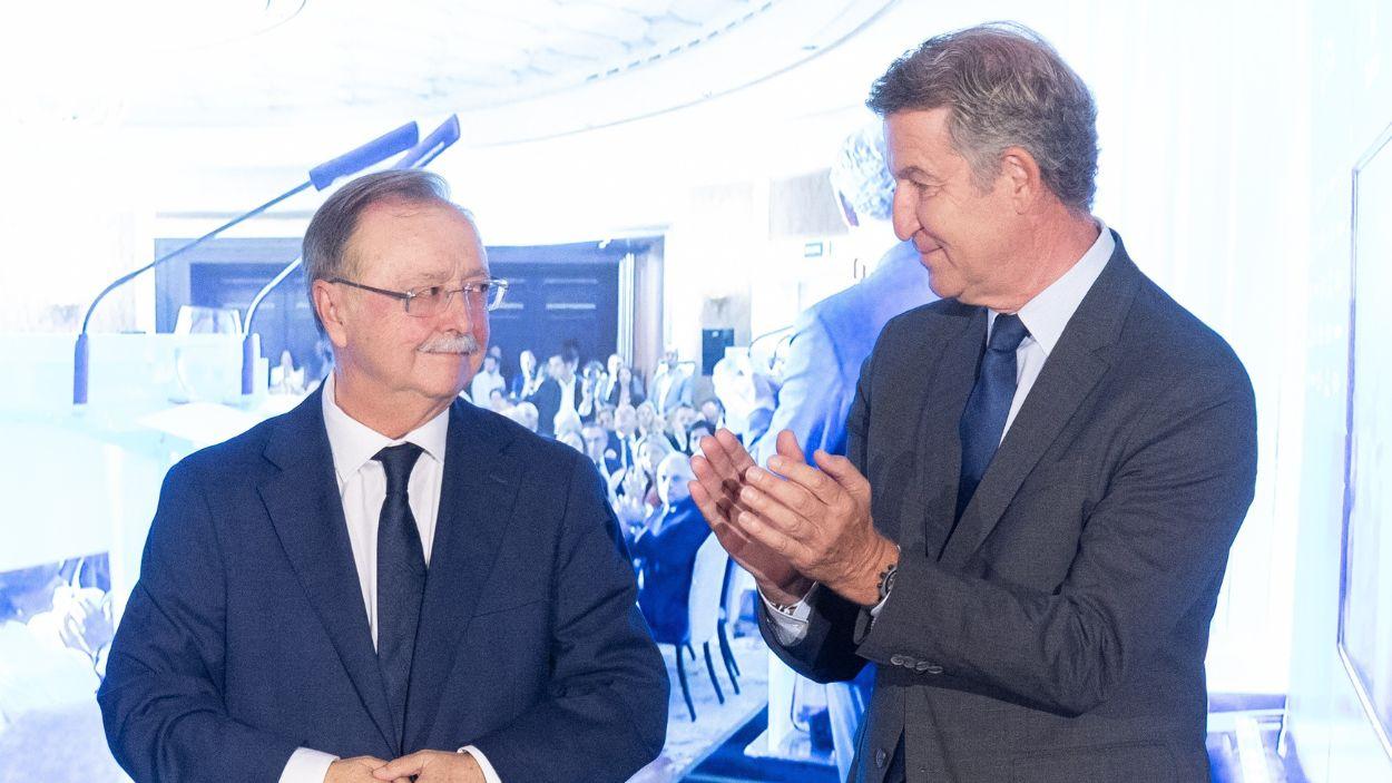 El presidente de Ceuta, Juan Jesús Vivas, junto al líder del PP, Alberto Núñez Feijóo. EP