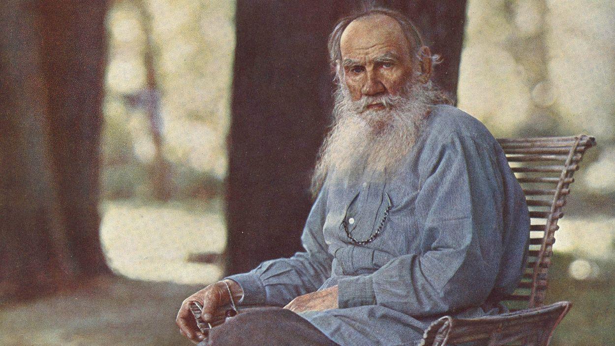 Lev Tolstói en Yásnaia Poliana, 1908. El primer retrato fotográfico en color en Rusia, realizado por Serguéi Prokudin-Gorski. Wikipedia