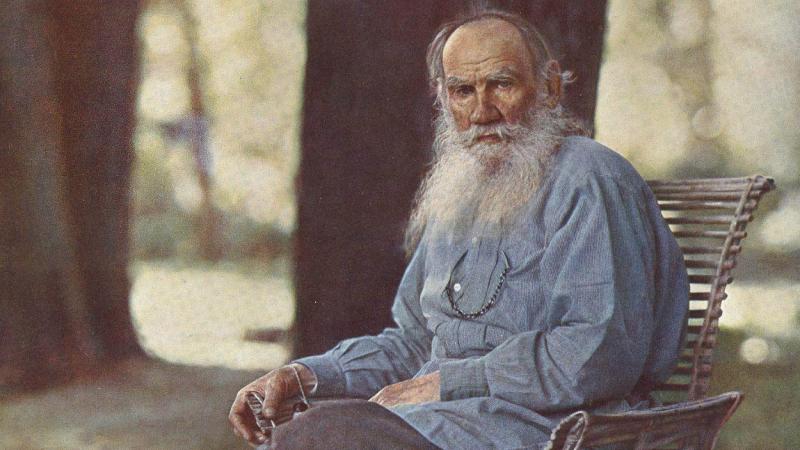 Lev Tolstói en Yásnaia Poliana, 1908. El primer retrato fotográfico en color en Rusia, realizado por Serguéi Prokudin-Gorski. Wikipedia