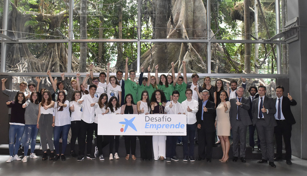 Dos de los equipos ganadores con Elisa Durán, directora general adjunta de la Fundación Bancaria “la Caixa” y Xavier Bertolín, director del Area comercial y educativa de la Fundación Bancaria “la Caixa”