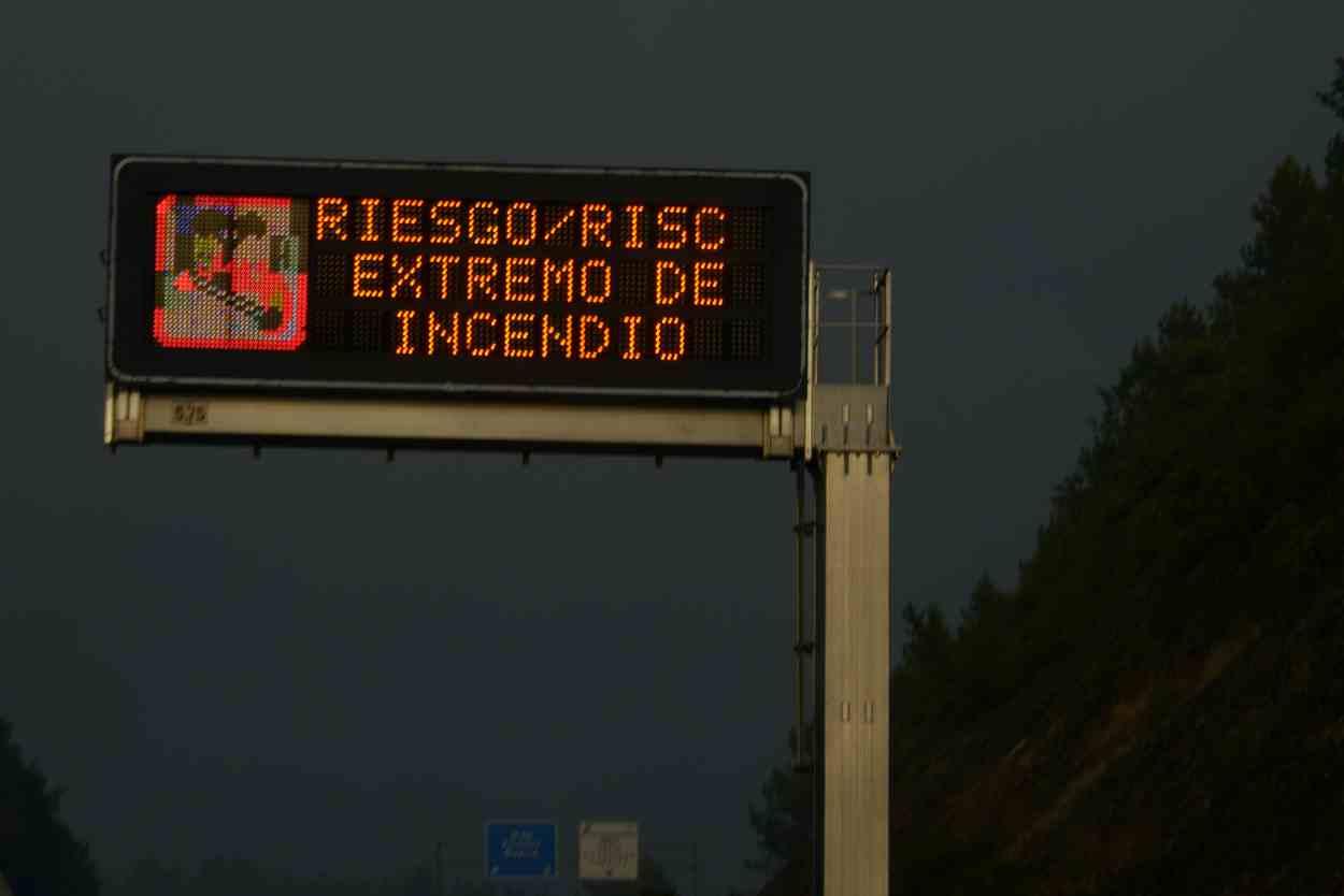 Imagen de un cartel luminoso en la A-52 en Galicia advirtiendo del riesgo de incendios (Foto: Europa Press).