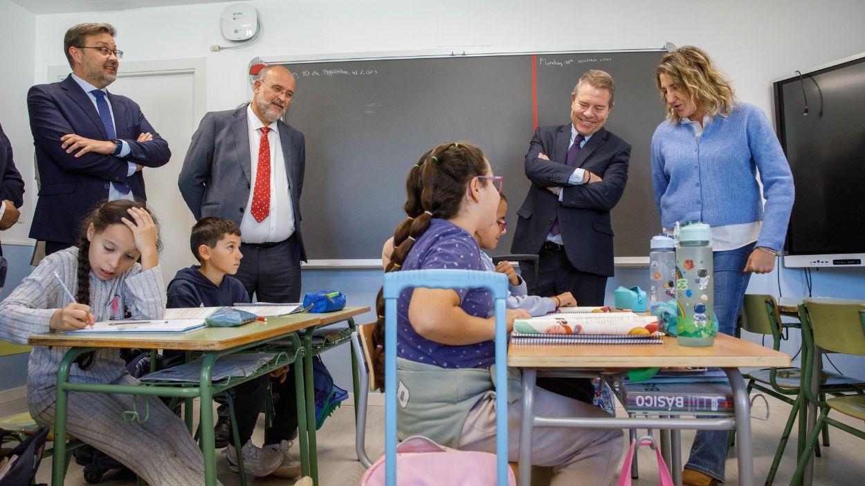 El presidente de Castilla La Mancha, Emiliano García Page, durante la inauguración de las obras de mejora del CRA Retama en El Acebrón (Cuenca). JCCM.