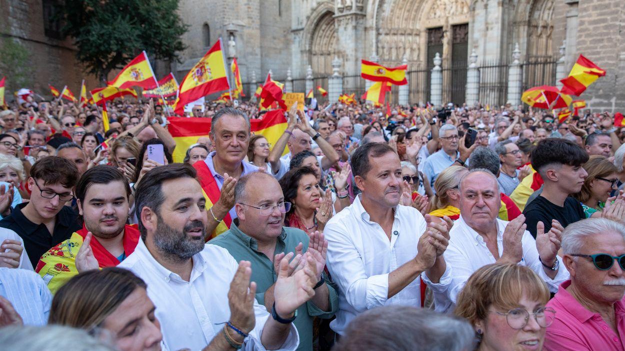 (I-D) El presidente del PP de Castilla La Mancha, Paco Núñez; el secretario general del PP, Miguel Tellado, y el alcalde de Toledo, Carlos Velázquez, durante la concentración en solidaridad con Ceuta. EP.
