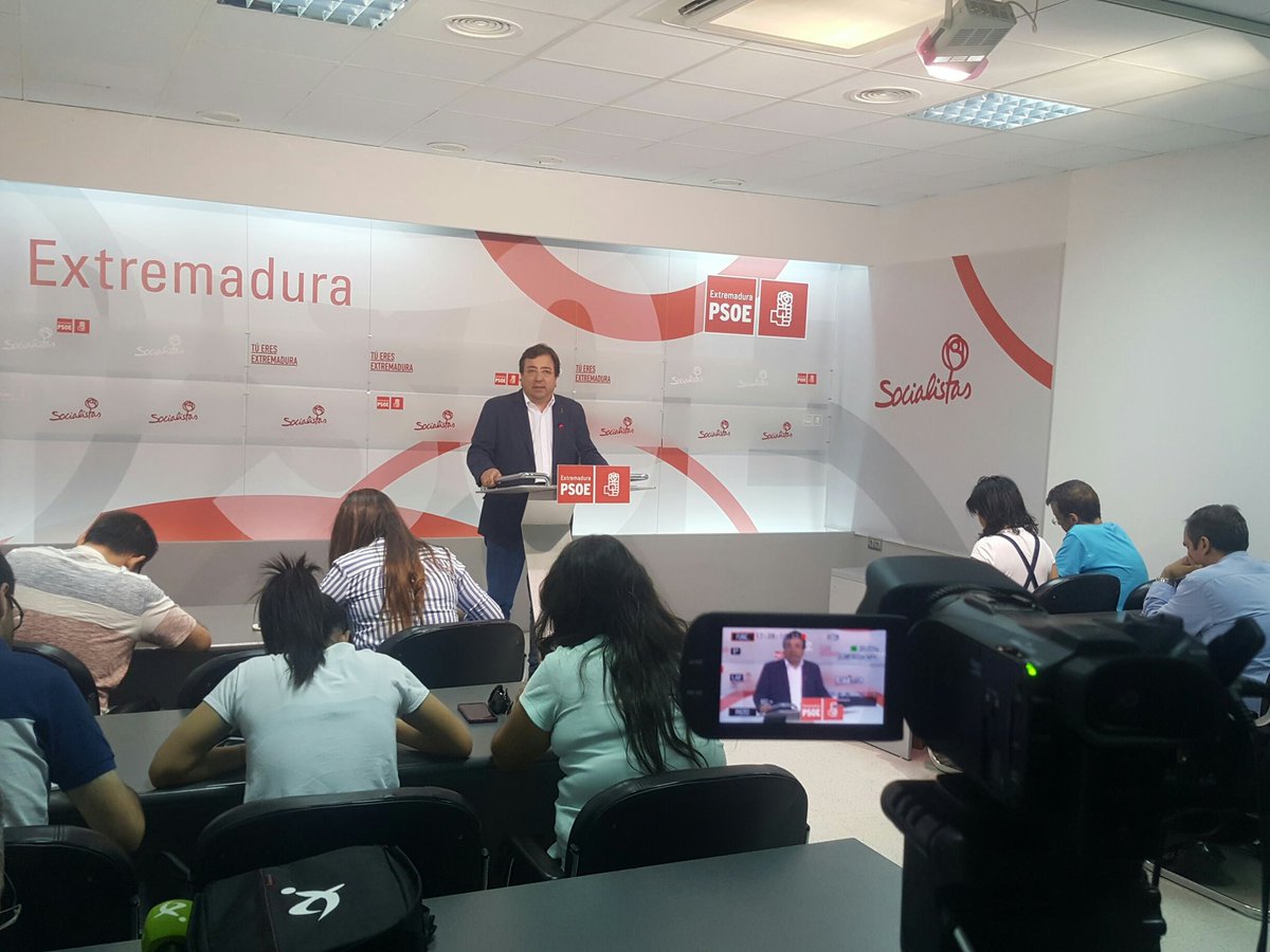Fernández Vara comparece ante los medios de comunicación 