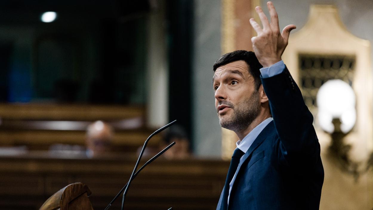 El ministro de Derechos Sociales, Consumo y Agenda 2030, Pablo Bustinduy, interviene durante una sesión plenaria extraordinaria, en el Congreso de los Diputados. EP.