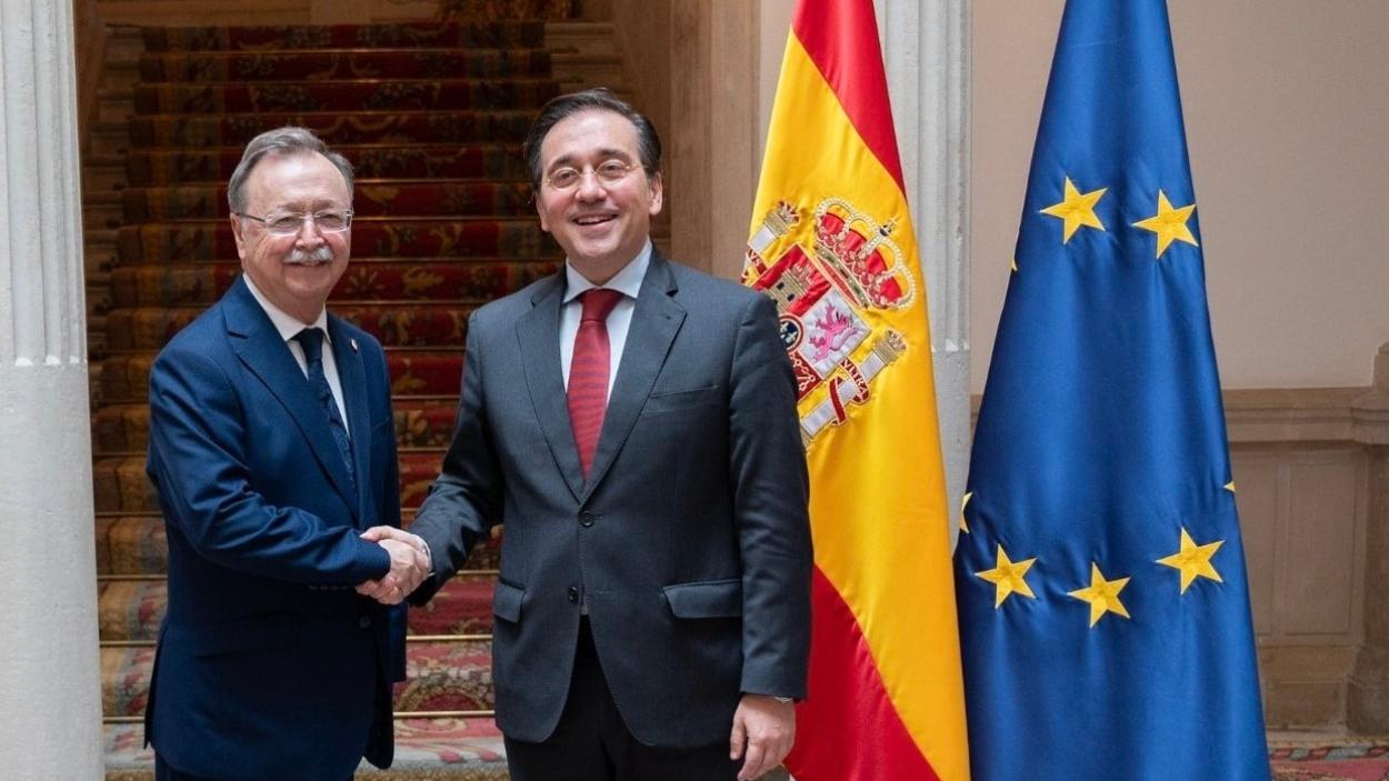 El presidente Ceuta, Juan Jesús Vivas, en una reunión con el ministro de Asuntos Exteriores, José Manuel Albares, en la ciudad autónoma. EP.