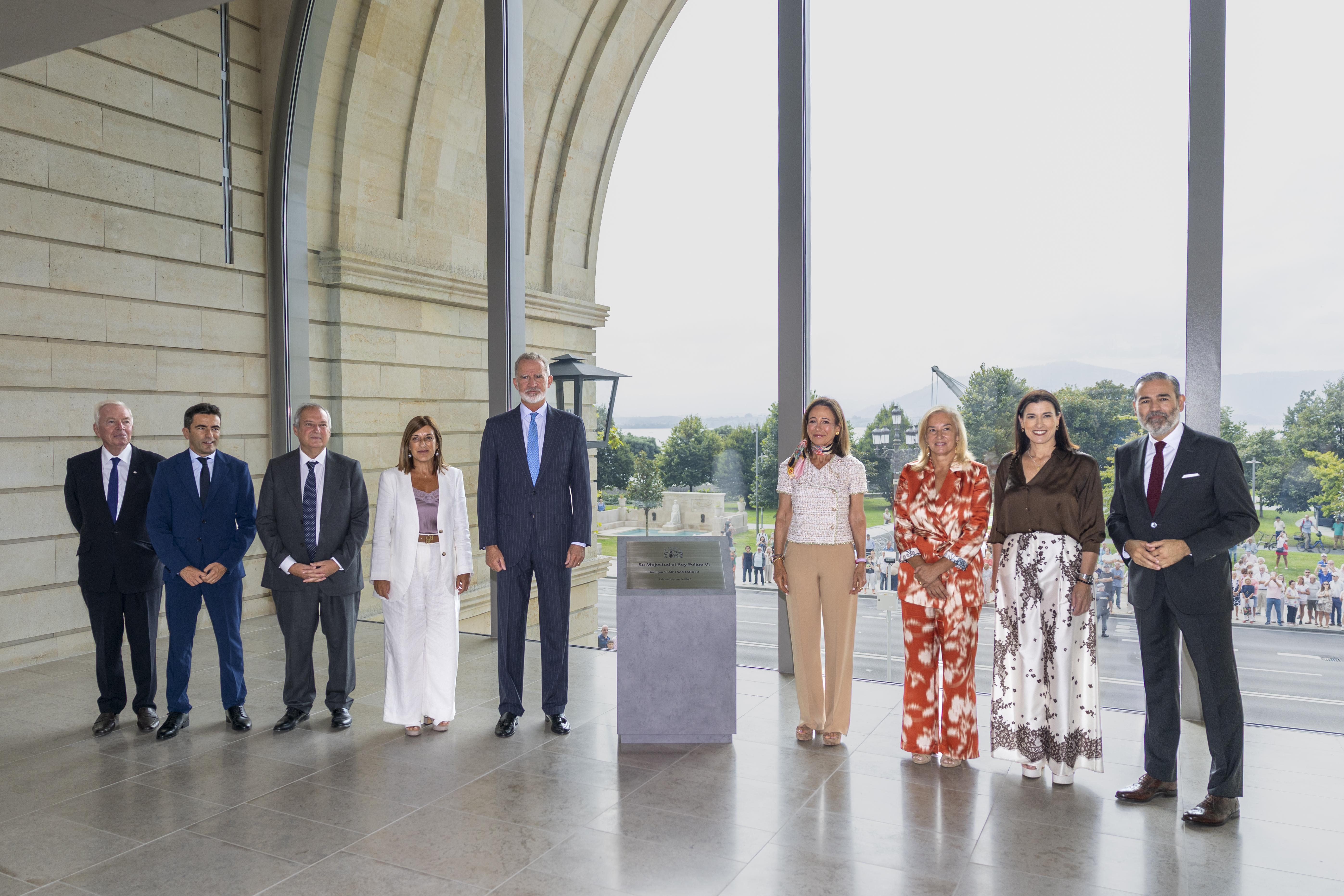 De izquierda a derecha, David Chipperfield, Pedro Casares, Jordi Hereu, María José Sáenz de Buruaga, S.M. el Rey, Ana Botín, María José González Revuelta, Gema Igual y Daniel Vega Pérez de Arlucea. Foto: David S. Bustamante
