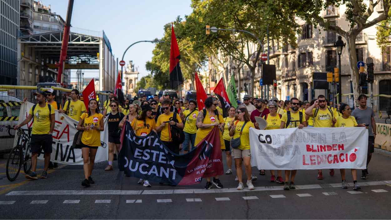 Docentes durante la manifestación por la huelga educativa, a 8 de septiembre de 2026, en Barcelona. Lorena Sopêna / EP