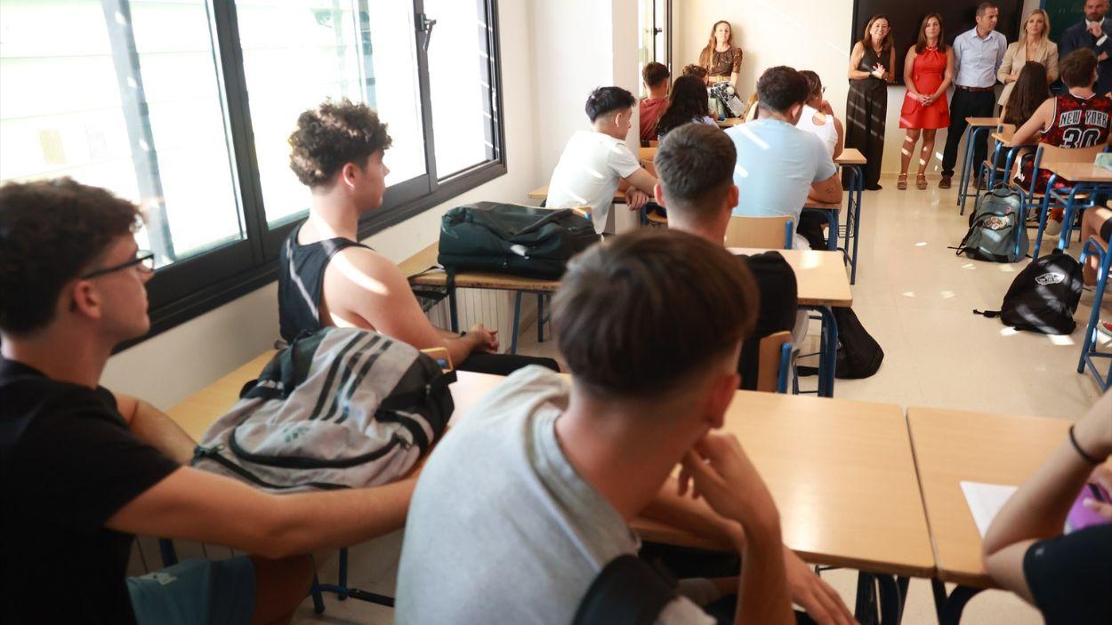 La consejera de Educación, María del Carmen Castillo, conversa con alumnos de un instituto en Alcalá de Guadaira (Sevilla) / EP