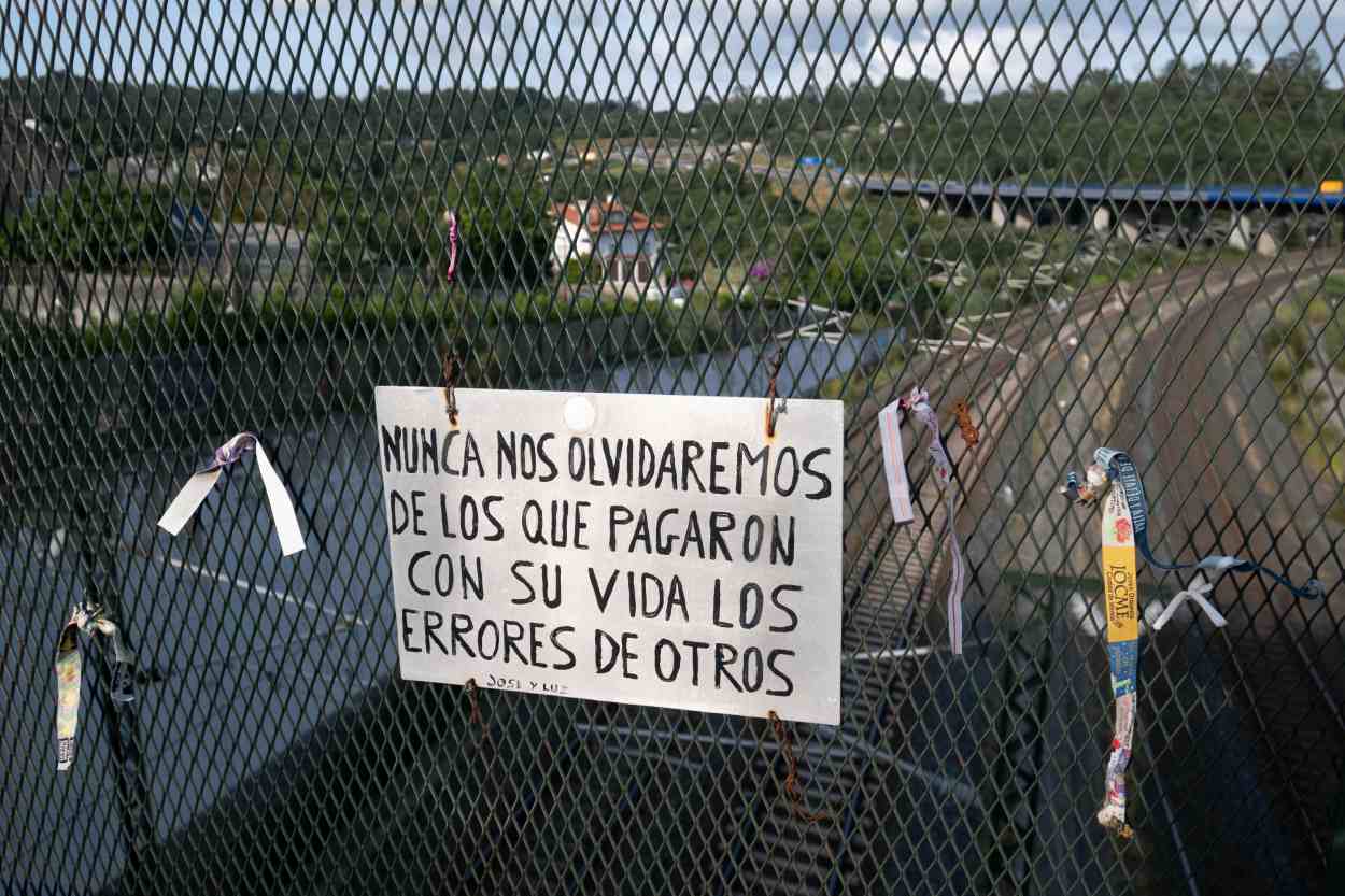 Imagen de un cartel colgado en 2023 por las familias afectadas por el accidente de Angrois en el lugar donde ocurrieron los hechos (Foto: Europa Press).