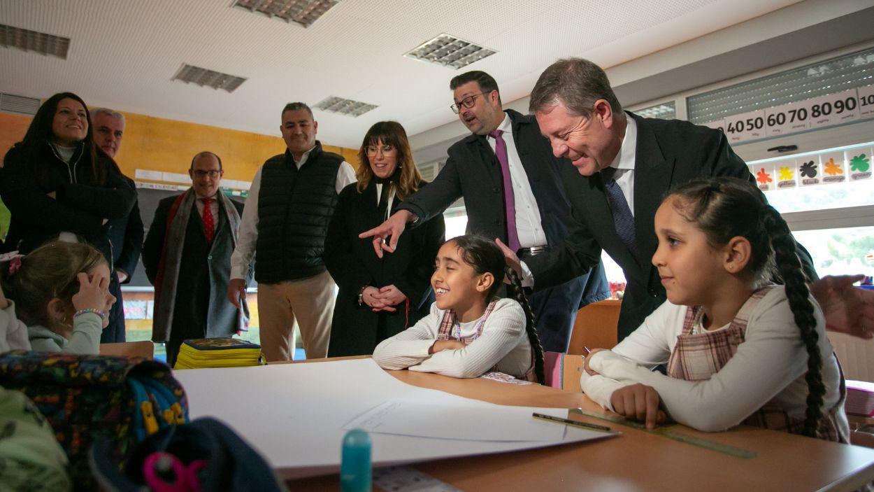 El presidente regional, Emiliano García-Page, junto al consejero de Educación, Amador Pastor, durante la reapertura de un Colegio Rural Agrupado. JCCM.