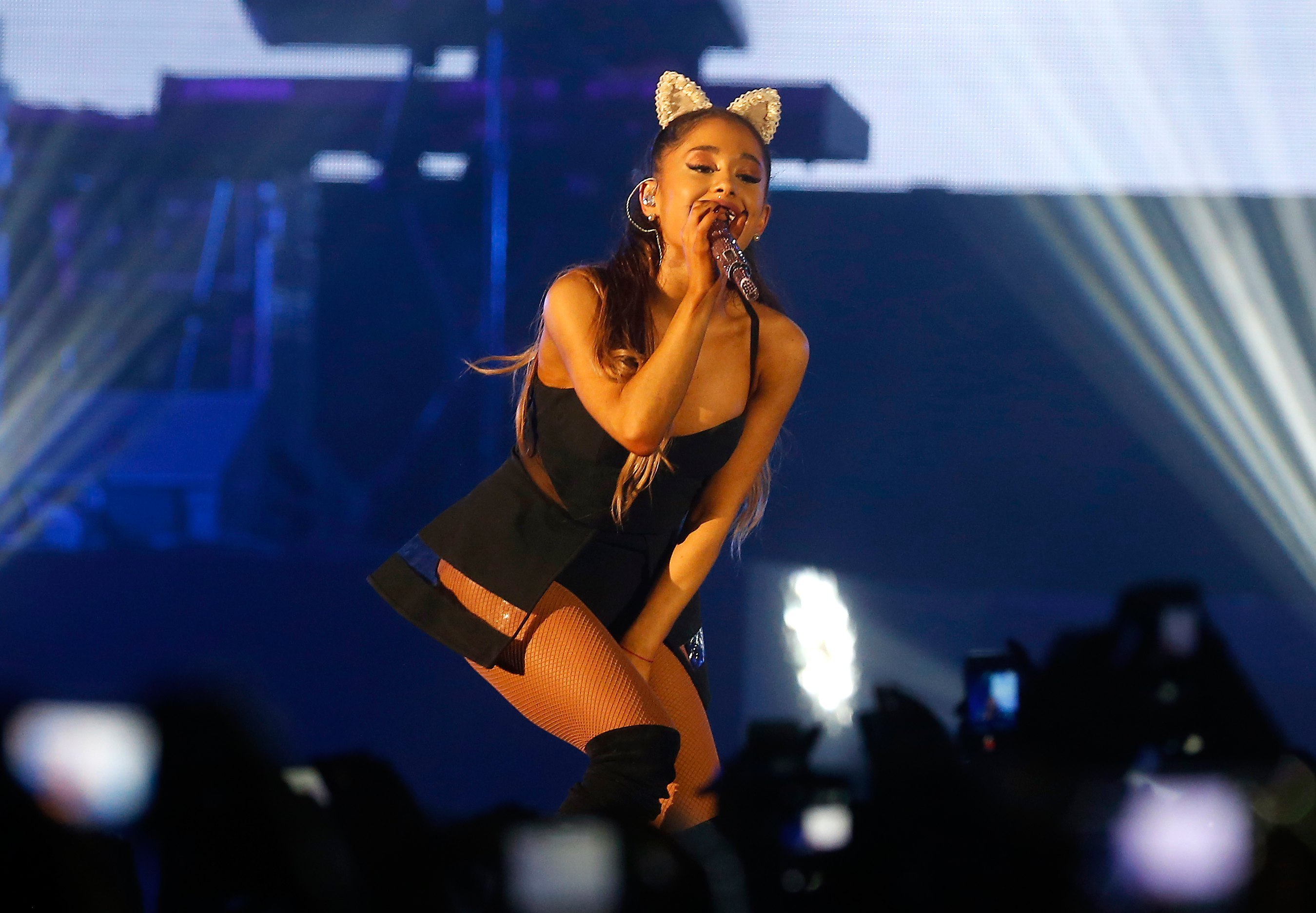 La cantante estadounidense Ariana Grande en un concierto de su gira Honeymoon, en Jakarta (Indonesia