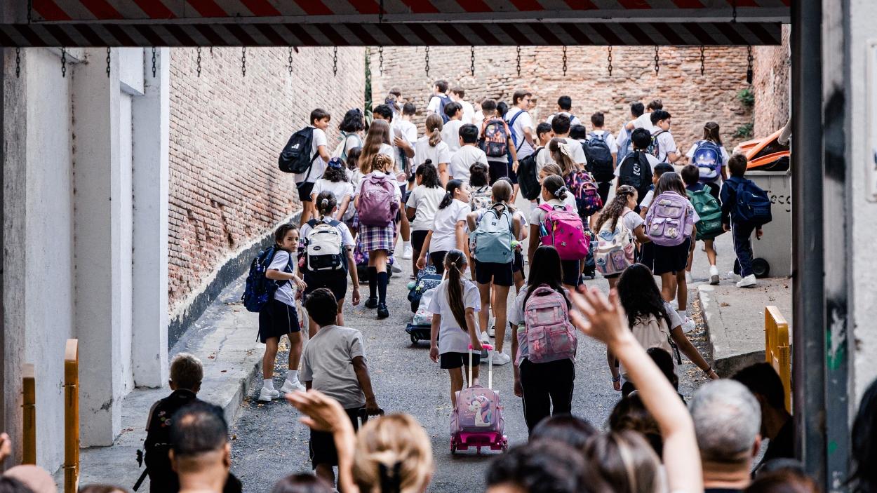Varios niños de camino a la escuela en la entrada del colegio, a 7 de septiembre de 2026, en Madrid. EP.