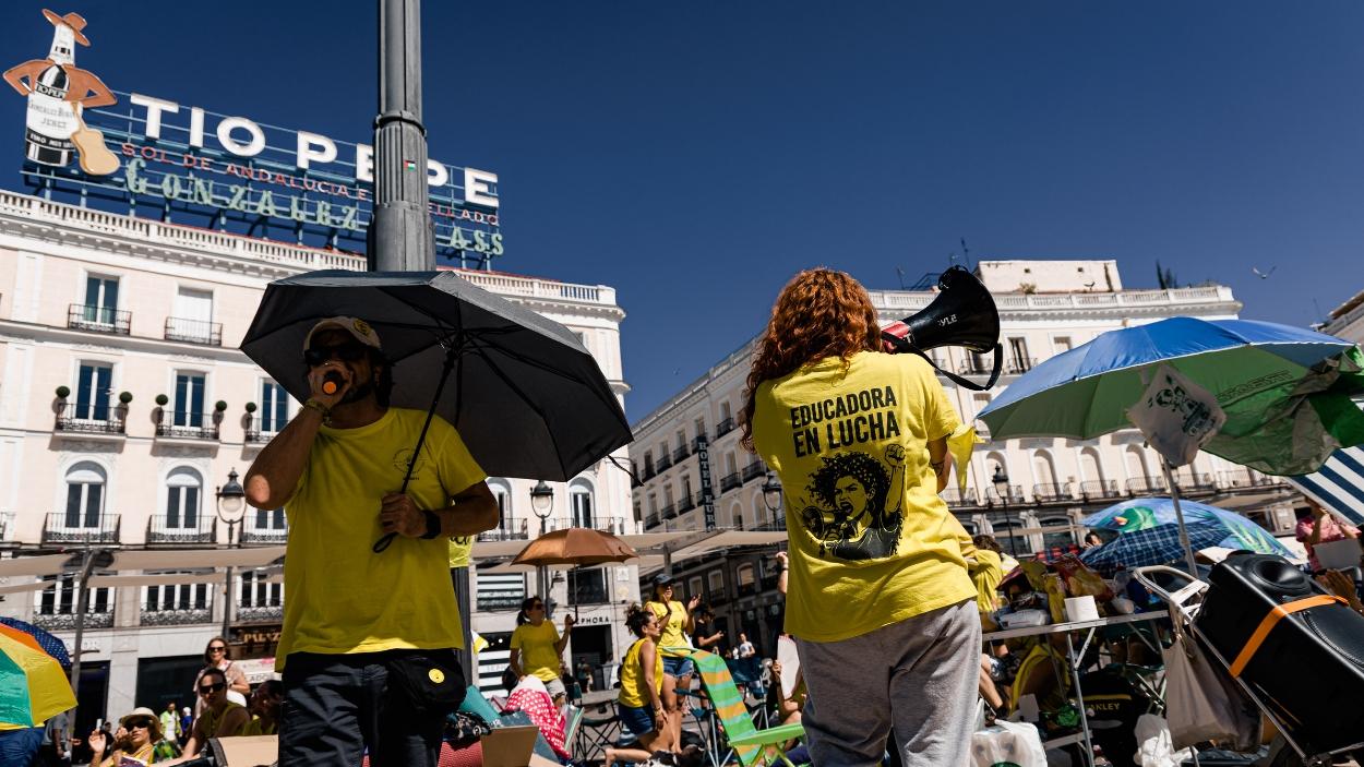 Educadoras infantiles continúan su concentración permanente con pernocta, en la Puerta del Sol, a 8 de septiembre de 2026, en Madrid. EP.