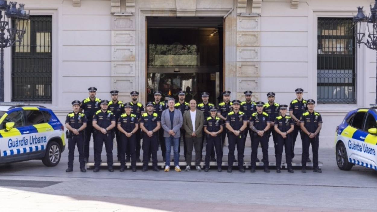 El alcalde de L'Hospitalet, David Quirós, con los 19 nuevos agentes en prácticas de la Guardia Urbana de L'Hospitalet. Ayuntamiento de L'Hospitalet