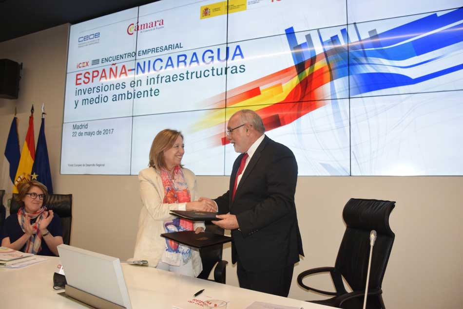 El Ministro de Fomento, Industria y Comercio (MIFIC) de Nicaragua, Orlando Solórzano, saluda a la presidenta de ICEX España Exportación e inversiones, Marisa Poncela, tras firma un acuerdo. 
