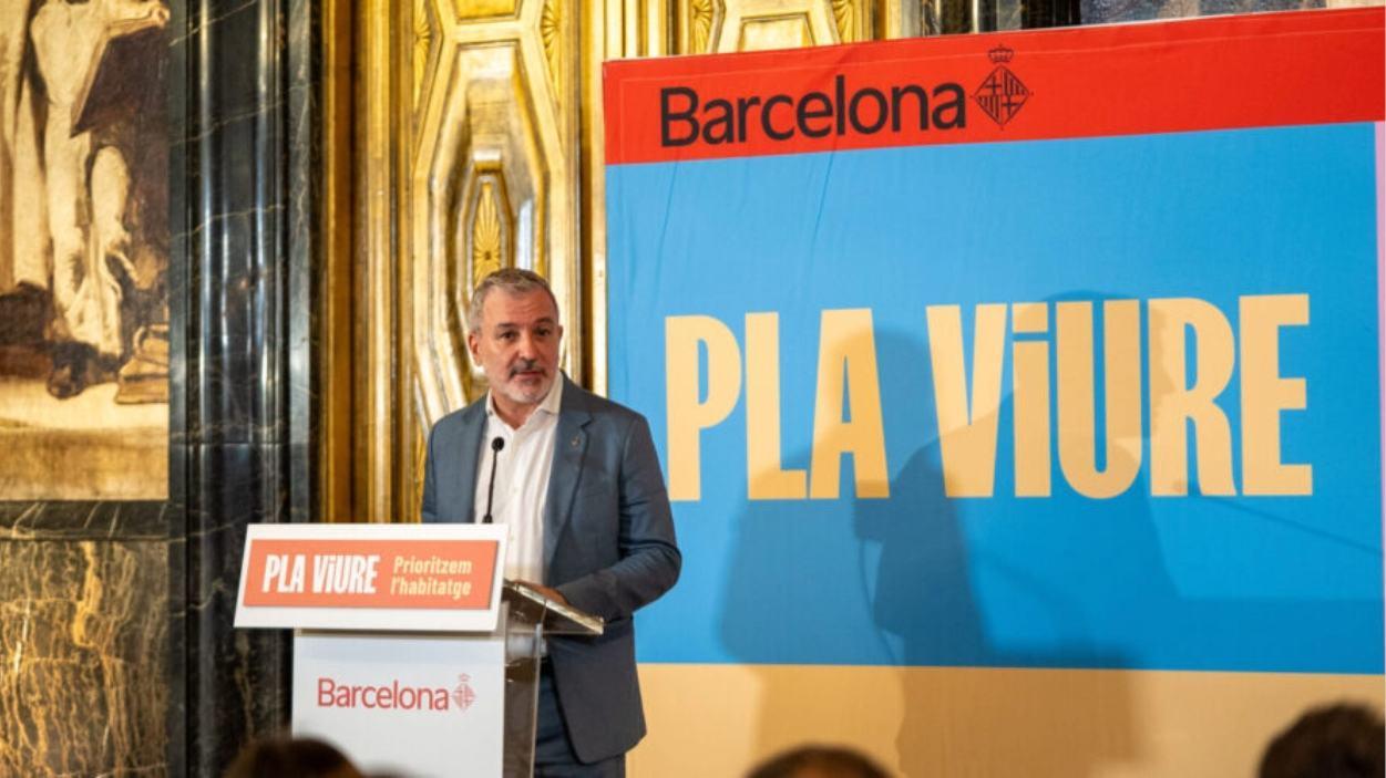 El acalde de Barcelona, Jaume Collboni, en el acto de reconocimiento a las entidades beneficiarias de los 30 pisos para personas vulnerables. Ayuntamiento de Barcelona