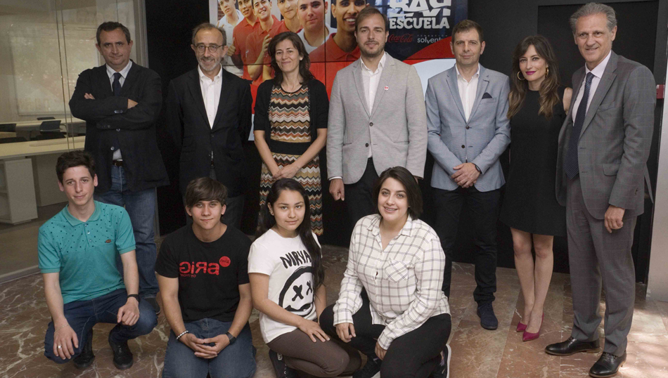 El director de Relaciones Corporativas de Coca-Cola, Juan José Litrán (2i);la directora de Accenture, Ana Millán; el director de INJUVE, J. Dorado (3i); el director de Servimedia, J. Manuel González(d),junto al resto de participantes en la mesa redonda