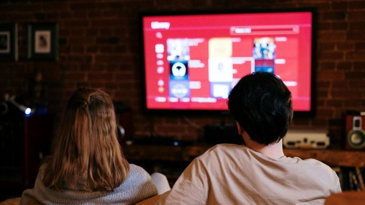 Dos personas hacen uso de una plataforma de streaming. EP