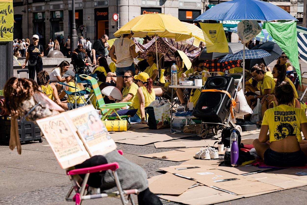 Educadoras infantiles acampan en la Puerta del Sol en señal de protesta. EP