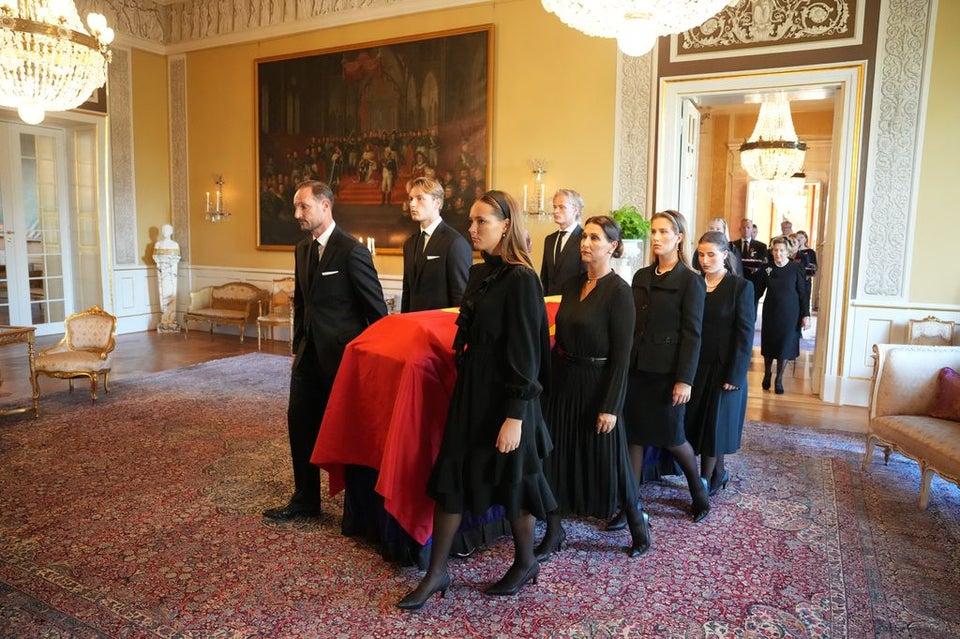 El féretro del rey Harald de Noruega con los miembros de la familia real El féretro del rey Harald de Noruega con los miembros de la familia real