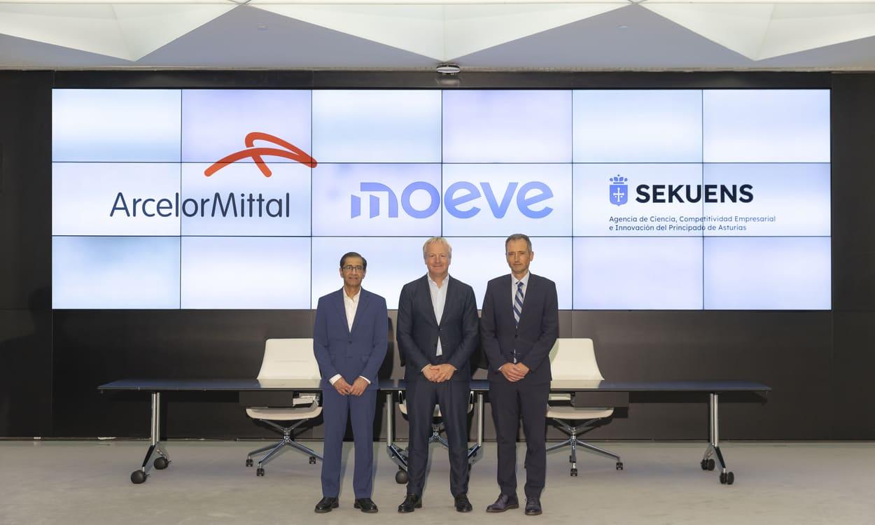 Pinakin Chaubal, director de tecnología de ArcelorMittal,  Maarten Wetselaar, CEO de Moeve, y David González, director ejecutivo de Sekuens. MOEVE