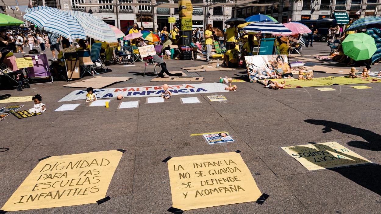 Educadoras infantiles continúan su concentración permanente con pernocta, en la Puerta del Sol, a 8 de septiembre de 2026. EP.